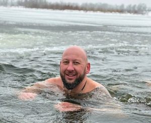 Герой на набережной: школьницы едва не утонули, их вытащили из ледяной воды