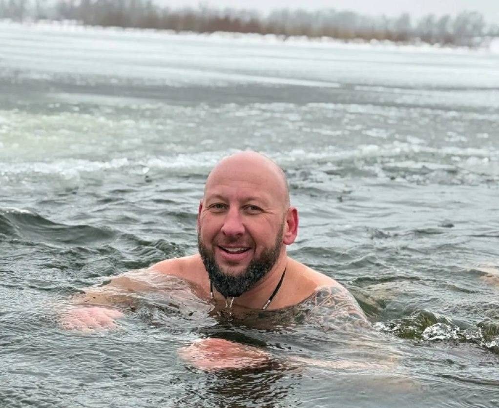 Герой на набережной: школьницы едва не утонули, их вытащили из ледяной воды