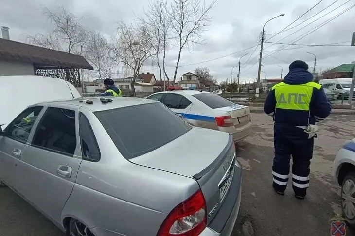 В Волжском задержали 20-летнего парня за стрельбу из окна «Приоры»