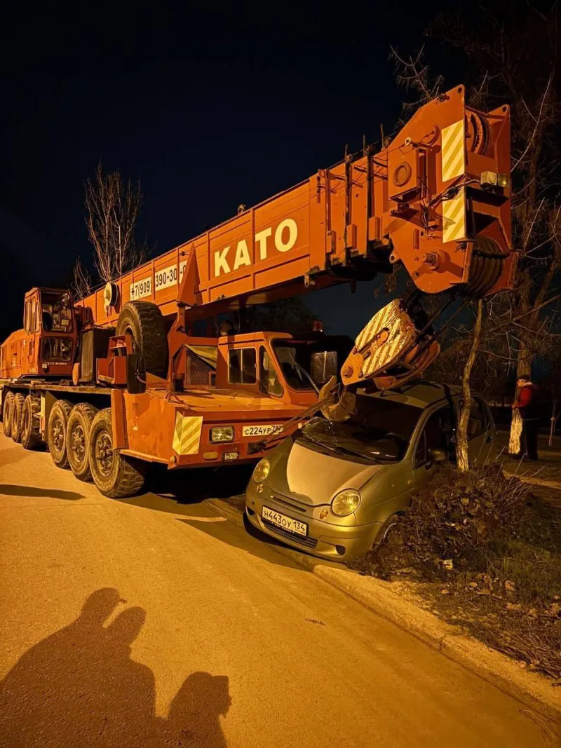 Кран покатился и раздавил Daewoo Matiz у строящегося парка в Волгограде
