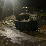 «Платим, но не убирают»: волгоградцы пожаловались на заваленный мусором двор