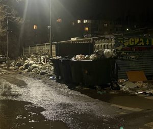 «Платим, но не убирают»: волгоградцы пожаловались на заваленный мусором двор