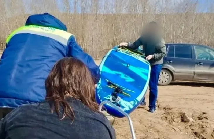 В Волгоградской области спасатели вытащили из воды перевернувшихся сапбордистов