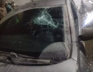 Полиция ищет мужчину, разбившего машину трубой на улице Кропоткина в Волгограде