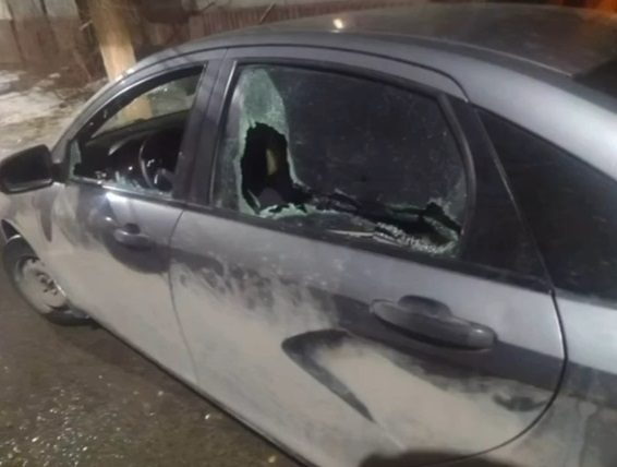 Полиция ищет мужчину, разбившего машину трубой на улице Кропоткина в Волгограде