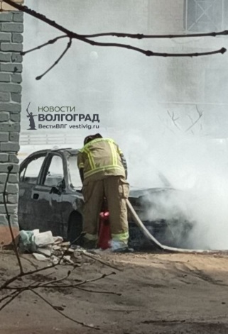 В Ворошиловском районе Волгограда сгорел автомобиль на улице Ростовской