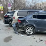 На юге Волгограда девушка без прав протаранила три автомобиля и получила арест