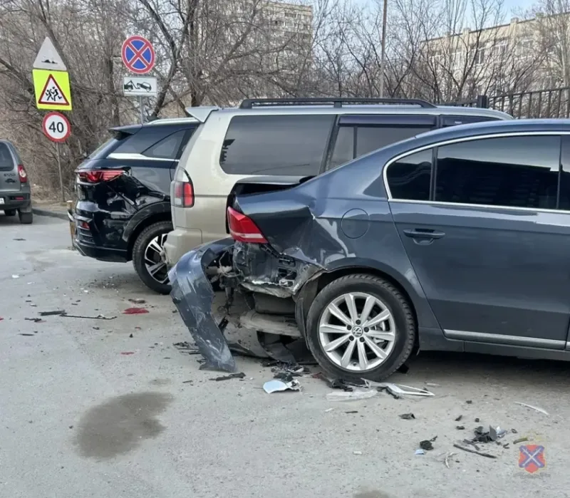 На юге Волгограда девушка без прав протаранила три автомобиля и получила арест