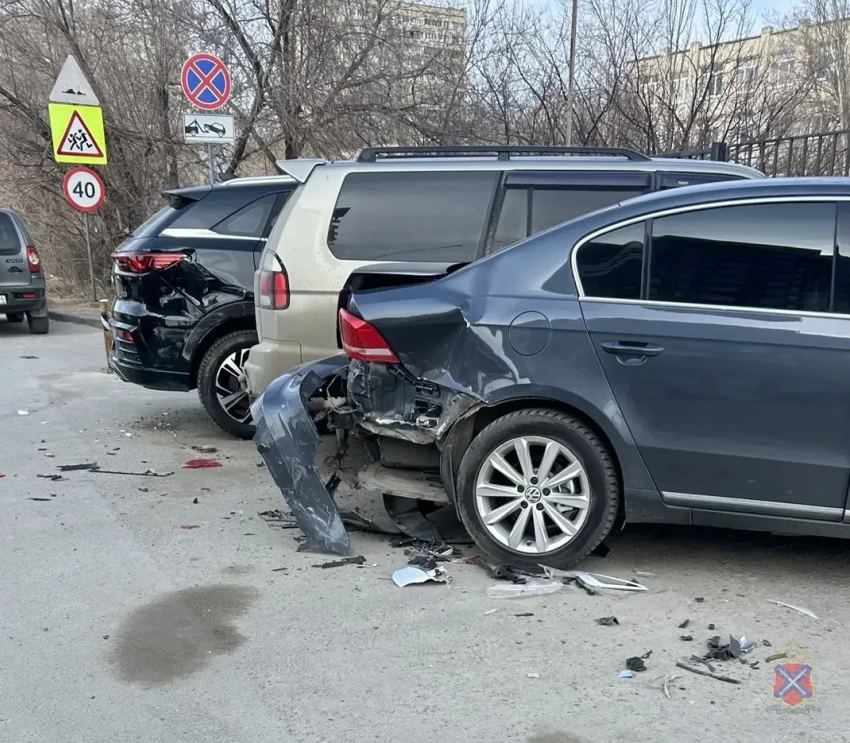 На юге Волгограда девушка без прав протаранила три автомобиля и получила арест