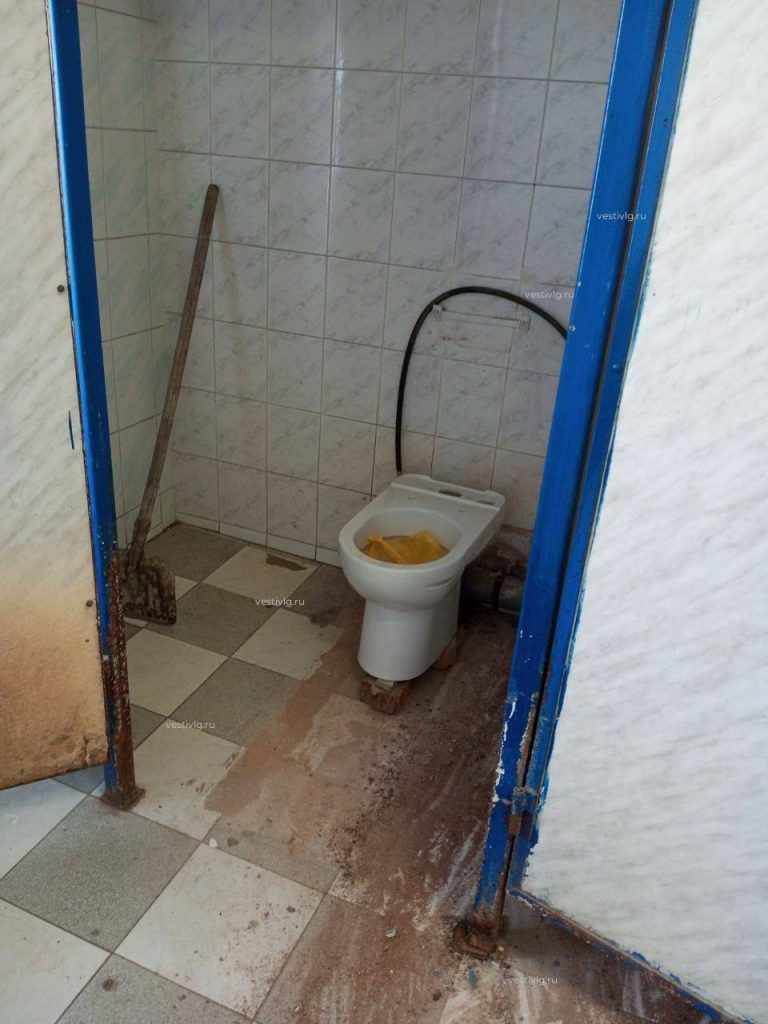 Студенты ВГСПУ пожаловались на условия в общежитии: более 40 человек остались с одним туалетом