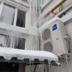 Жильцы пожаловались на УК из-за наледи и сосулек на улице Невской