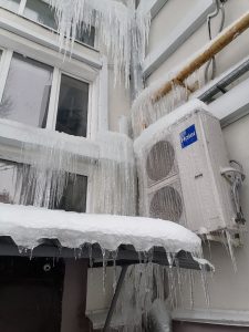Жильцы пожаловались на УК из-за наледи и сосулек на улице Невской