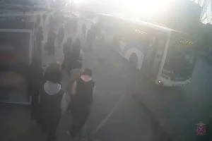 Подростки устроили погром в автобусе №2 у Ворошиловского ТЦ — началась проверка