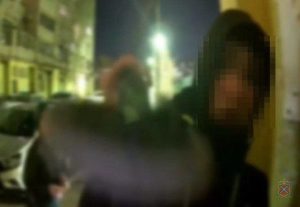 Подростков, повредивших домофон в Волжском, ищет полиция
