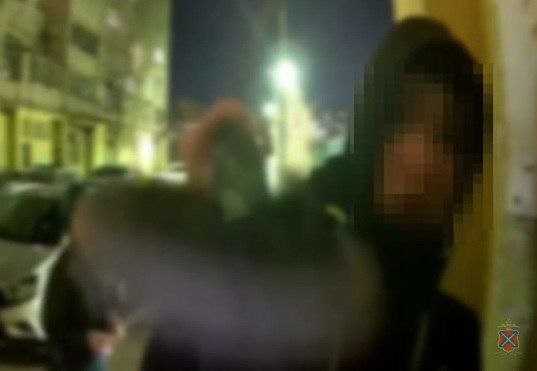 Подростков, повредивших домофон в Волжском, ищет полиция