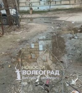 Волгоградцы жалуются на потоп у дома №107 на Жукова — коммунальщики бездействуют