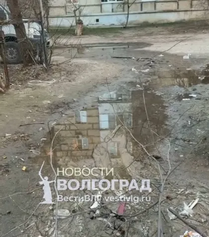 Волгоградцы жалуются на потоп у дома №107 на Жукова — коммунальщики бездействуют