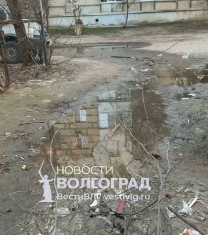 Волгоградцы жалуются на потоп у дома №107 на Жукова — коммунальщики бездействуют