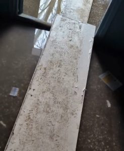 Проспект Столетова в Волгограде утонул в нечистотах: жильцы жалуются на УК