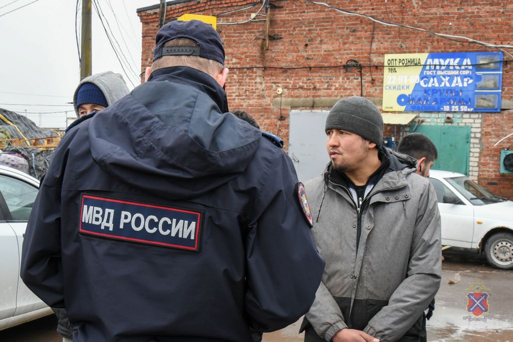 Массовая проверка на рынке в Волгограде: есть задержанные и протоколы
