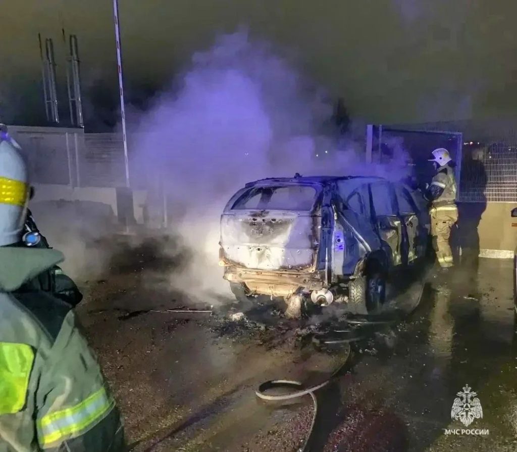 В Волгограде ночью взорвался и загорелся автомобиль на проспекте Жукова