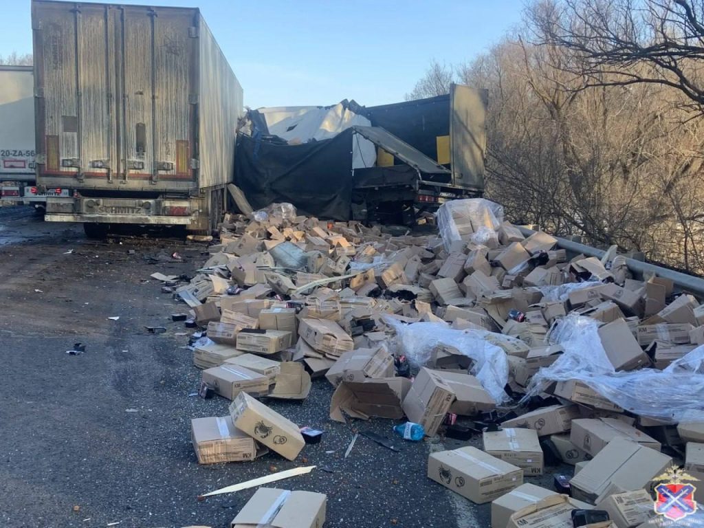 На трассе Р-22 столкнулись фура и «Газель»: один человек погиб