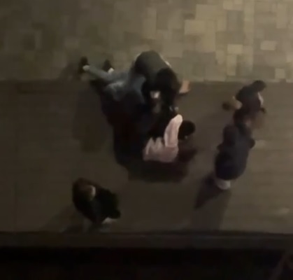 Толпа подростков напала на молодого человека в центре Волгограда