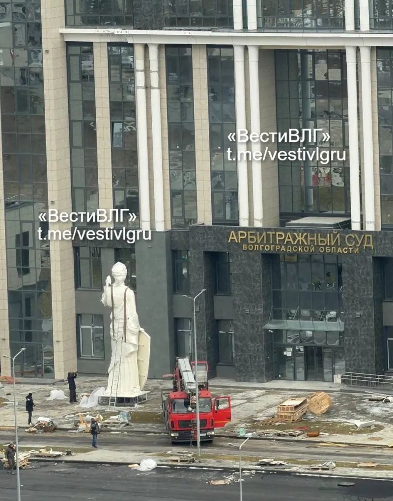 У нового здания Арбитражного суда Волгоградской области установили скульптуру Фемиды