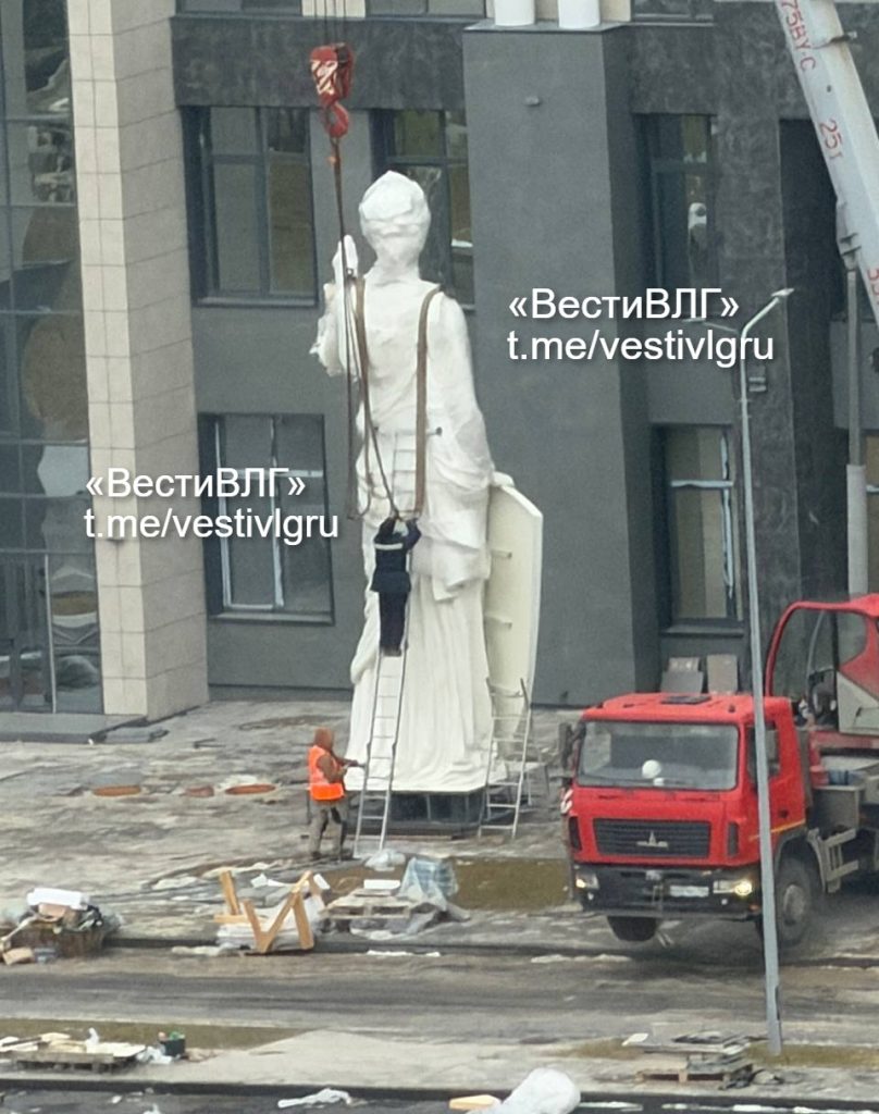 У нового здания Арбитражного суда Волгоградской области установили скульптуру Фемиды