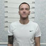 В Волжском мужчина угнал Kia, запер владельца в багажнике и выпрыгнул из окна при задержании