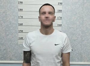 В Волжском мужчина угнал Kia, запер владельца в багажнике и выпрыгнул из окна при задержании