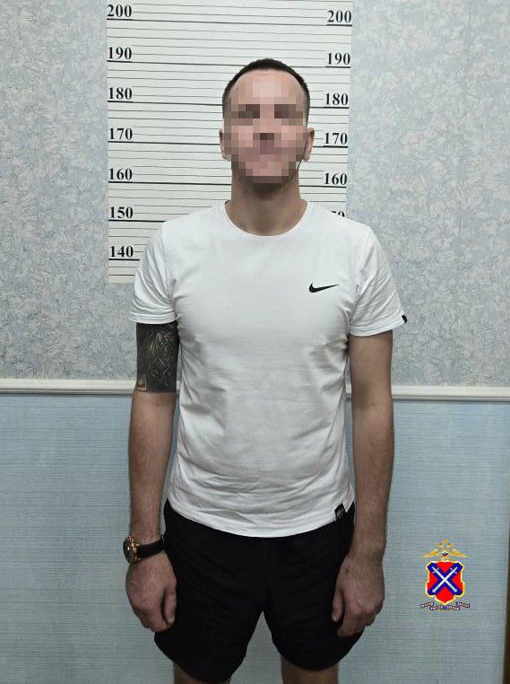 В Волжском мужчина угнал Kia, запер владельца в багажнике и выпрыгнул из окна при задержании