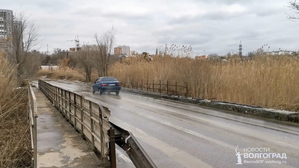 В Дзержинском районе восстановили проезд по дамбе через Царицу
