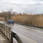 В Дзержинском районе восстановили проезд по дамбе через Царицу