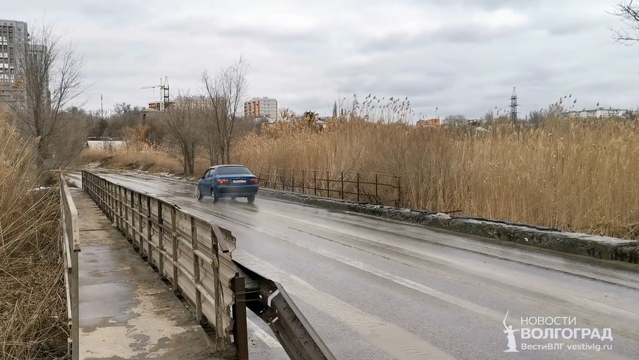 В Дзержинском районе восстановили проезд по дамбе через Царицу