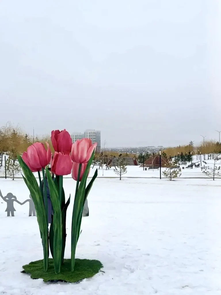 В Советском районе Волгограда открыли весеннюю фотозону с подарками к 8 Марта