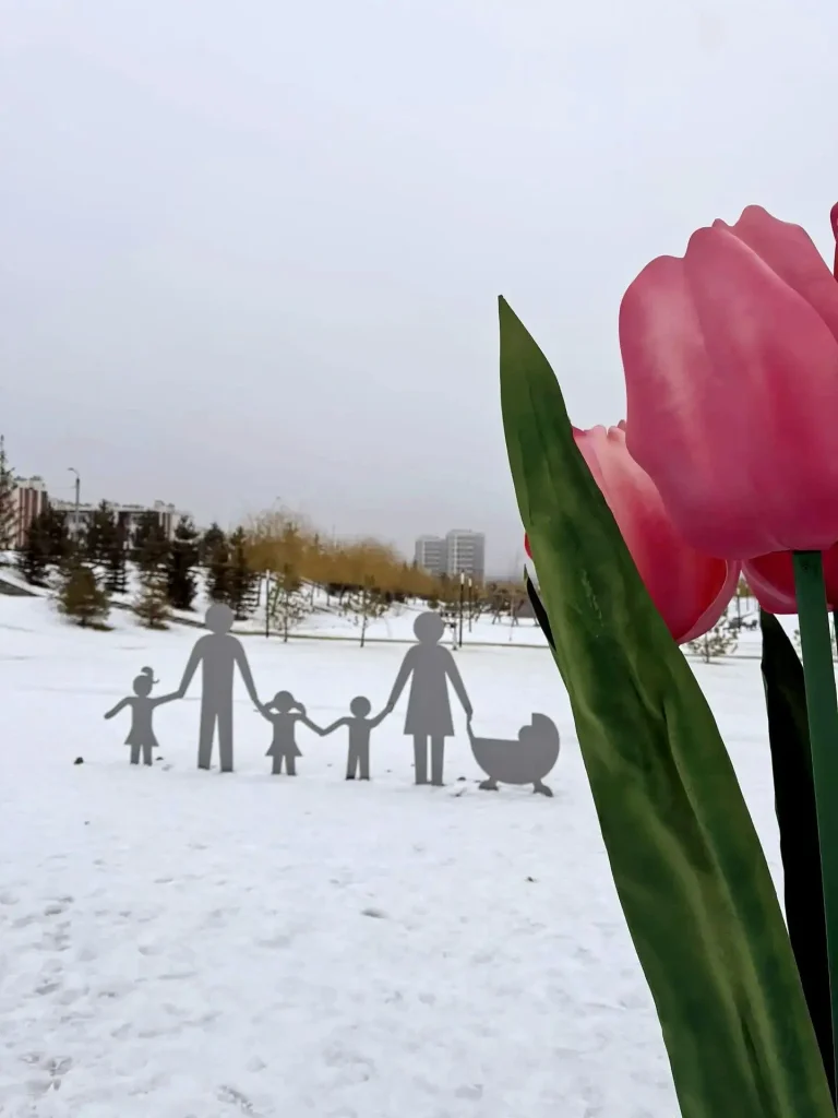 В Советском районе Волгограда открыли весеннюю фотозону с подарками к 8 Марта