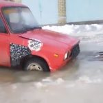 В Волгограде на улице Эльтонской машины вмерзли в лёд из-за родниковой воды