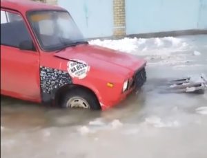 В Волгограде на улице Эльтонской машины вмерзли в лёд из-за родниковой воды