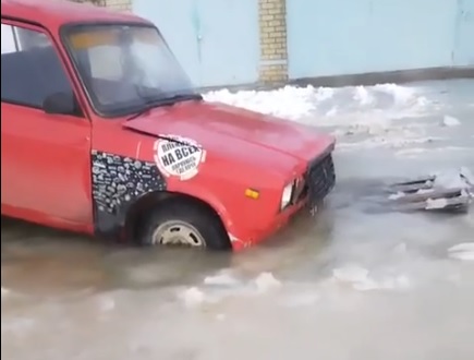 В Волгограде на улице Эльтонской машины вмерзли в лёд из-за родниковой воды