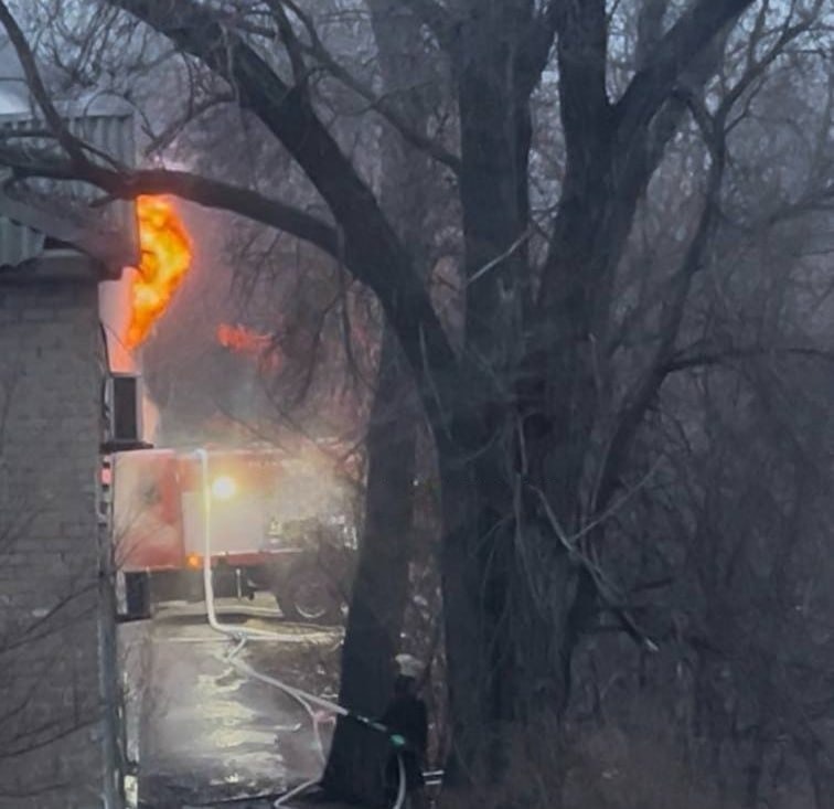 В Волгограде после девяти часов пожара обрушился аварийный дом