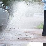 В Волгограде водителей начали штрафовать за обрызгивание пешеходов