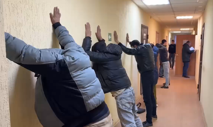 В Волжском прошла полицейская проверка с участием СОБР «Вектор»