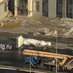 В Волгограде установили скульптуру Фемиды у нового здания суда — видео