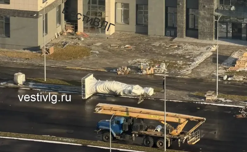 В Волгограде установили скульптуру Фемиды у нового здания суда — видео