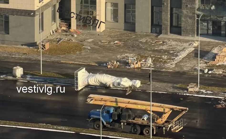 В Волгограде установили скульптуру Фемиды у нового здания суда — видео