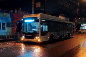 Женщина упала в салоне автобуса на проспекте Металлургов и попала в больницу