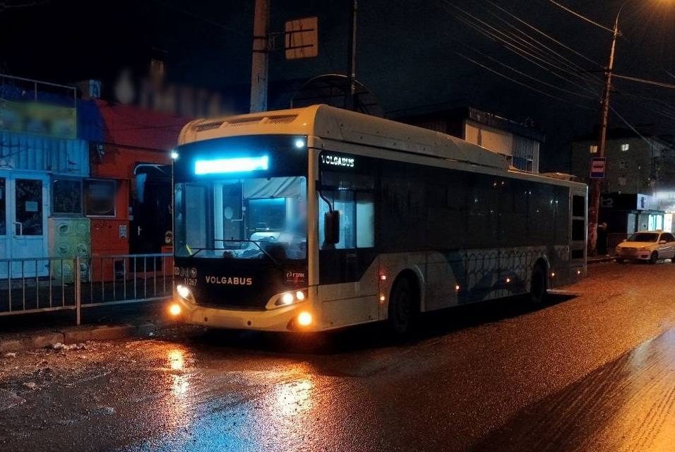 Женщина упала в салоне автобуса на проспекте Металлургов и попала в больницу