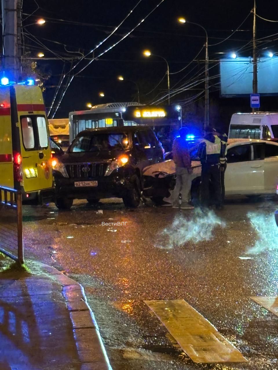 ДТП у остановки «Кинотеатр Старт» в Волгограде: столкнулись несколько автомобилей