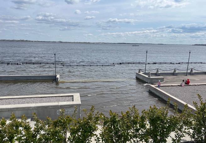 Центральная набережная Волгограда ушла под воду: уровень продолжает расти